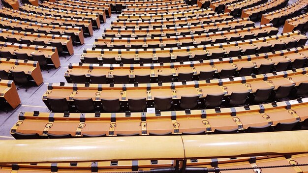 Vista de alto ángulo de las sillas vacías en el auditorio