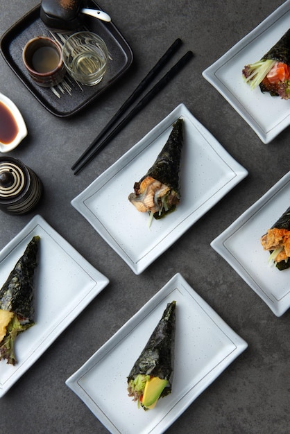 Foto vista de alto ángulo del sushi en un plato sobre la mesa