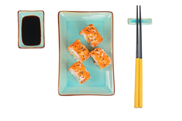 Vista de alto ángulo del sushi servido en el plato
