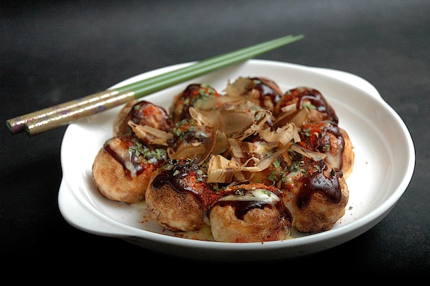 Foto vista de alto ángulo de takoyaki servido en el plato