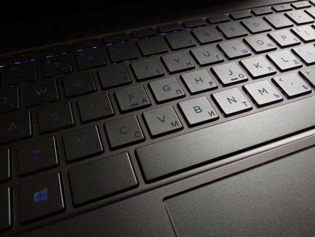 Vista de alto ángulo del teclado de la computadora