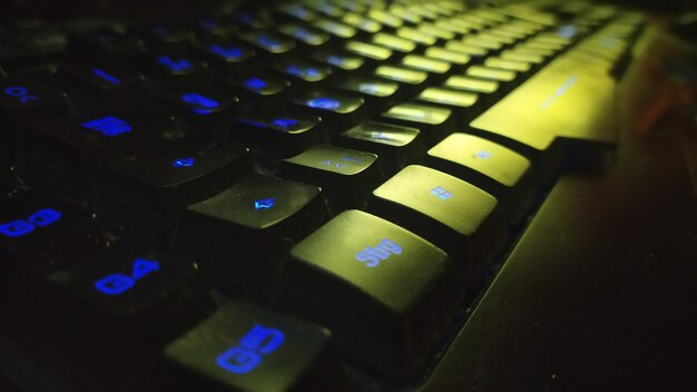 Vista de alto ángulo del teclado de la computadora