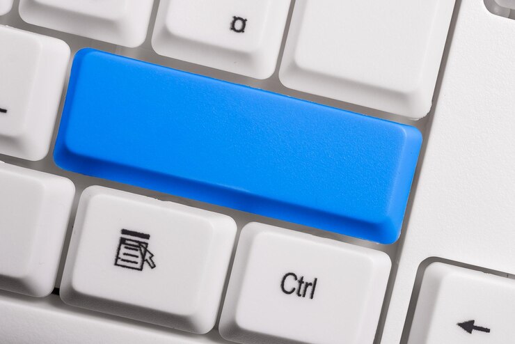 Foto vista de alto ángulo del teclado de la computadora