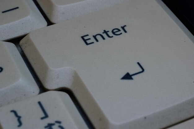 Vista de alto ángulo del teclado de la computadora