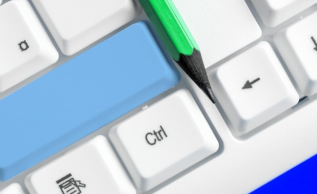 Vista de alto ángulo del teclado de la computadora