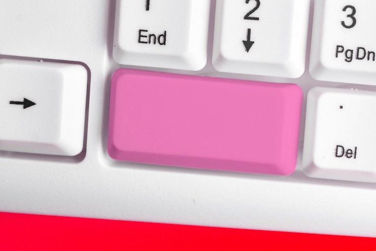 Foto vista de alto ángulo del teclado de la computadora