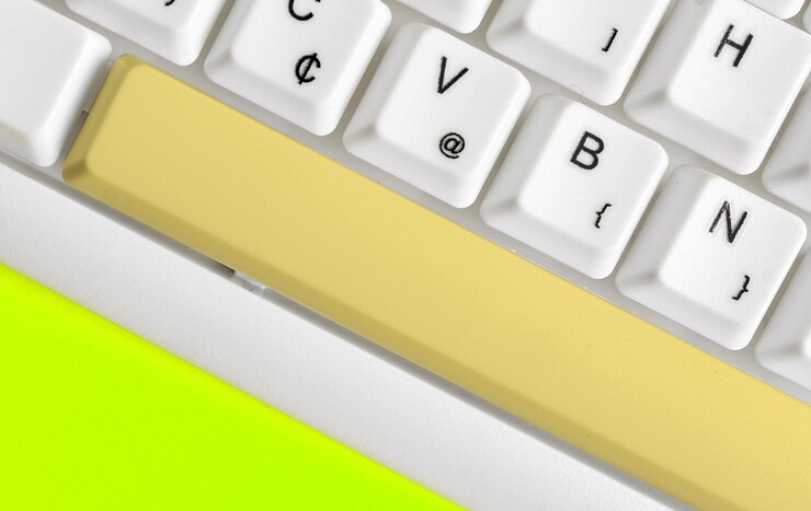 Foto vista de alto ángulo del teclado de la computadora