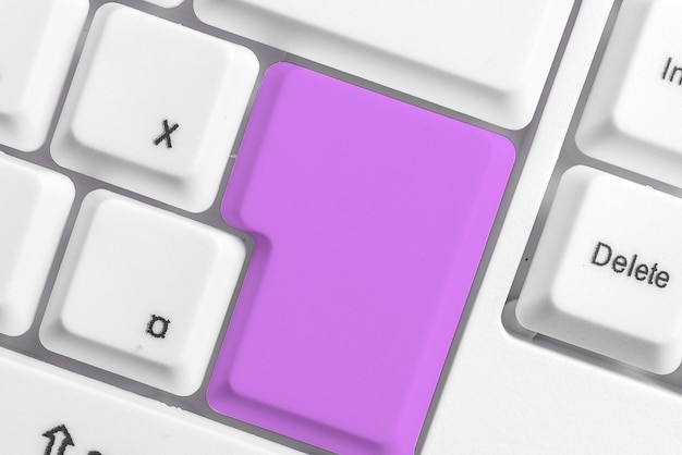 Vista de alto ángulo del teclado de la computadora