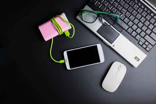 Vista de alto ángulo de la tecnología con gafas en la mesa