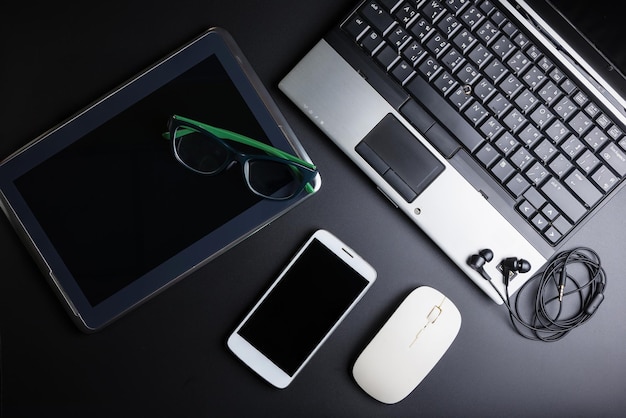 Foto vista de alto ángulo de la tecnología en la mesa