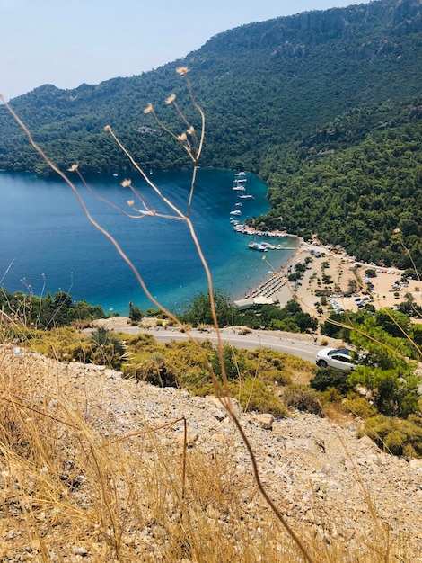 Vista de alto ángulo de la tierra y el mar contra las montañas