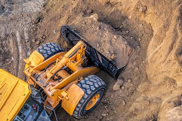 Vista de alto ángulo de la tierra en movimiento de la excavadora