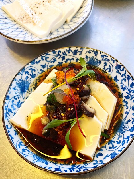 Foto vista de alto ángulo del tofu servido en la mesa