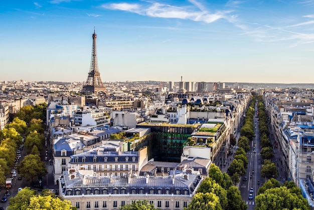 Foto vista en alto ángulo de la torre eiffel y el paisaje urbano