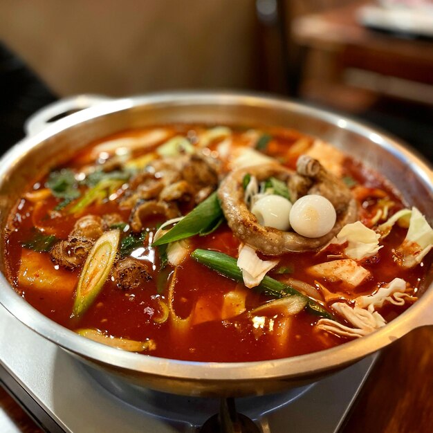 Vista de alto ángulo de tteokbokki en un cuenco en la mesa