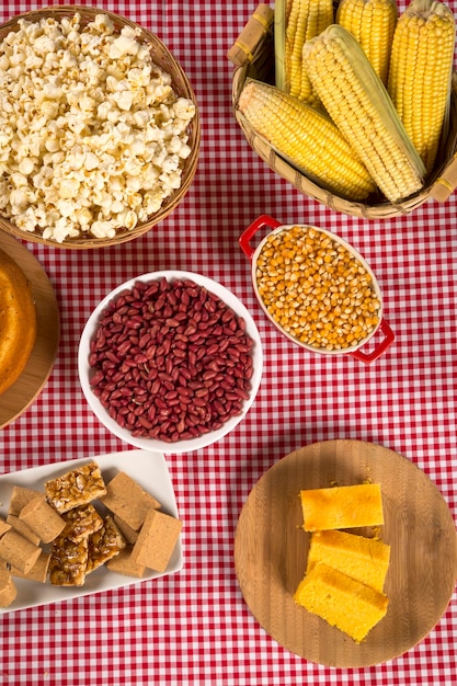 Vista de alto ángulo de varias frutas en la mesa