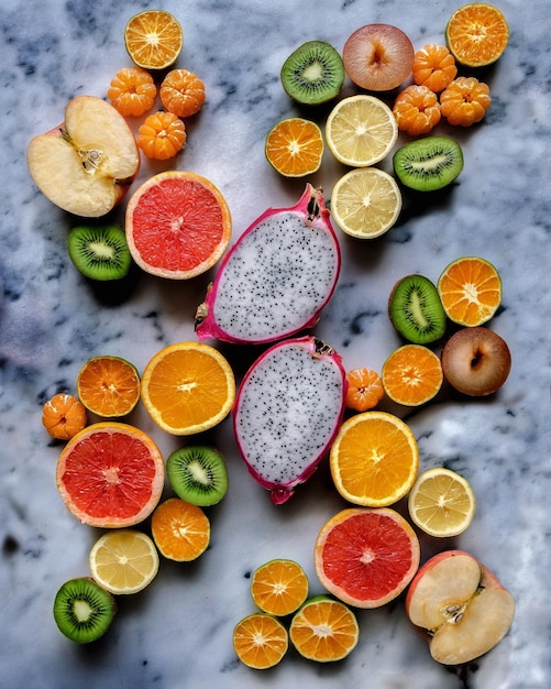 Foto vista de alto ángulo de varias frutas en la mesa