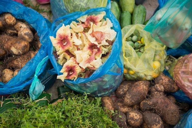 Foto vista de alto ángulo de varias verduras para la venta en el mercado