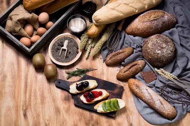 Vista de alto ángulo de varios alimentos en una mesa de madera
