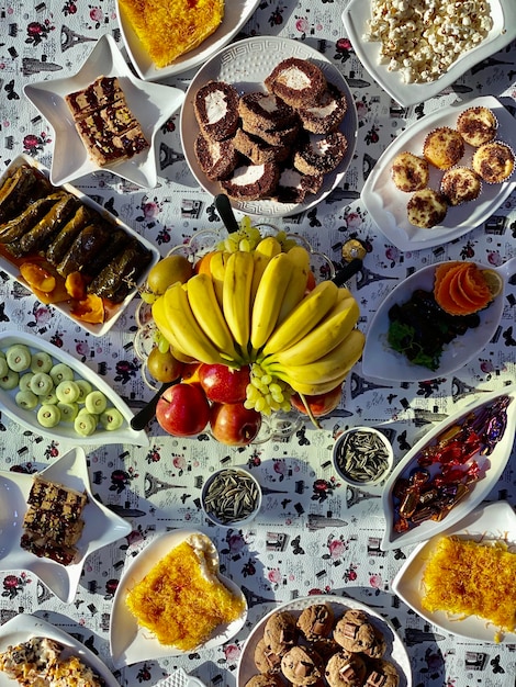 Vista de alto ángulo de varios alimentos en la mesa