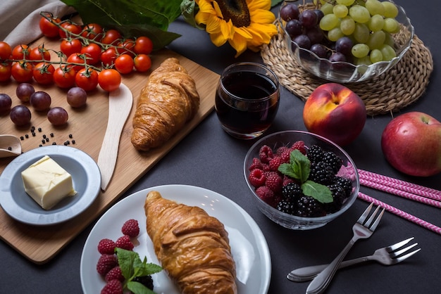 Vista de alto ángulo de varios alimentos en la mesa