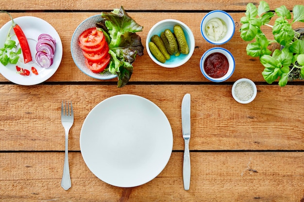 Vista de alto ángulo de varios alimentos en la mesa