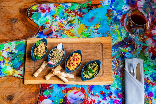 Foto vista de alto ángulo de varios alimentos en la mesa