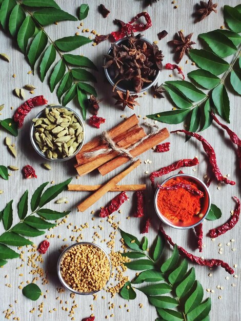 Foto vista de alto ángulo de las verduras en la mesa