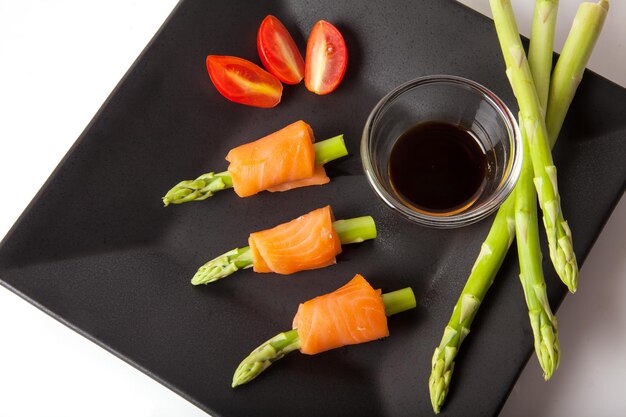 Foto vista de alto ángulo de verduras picadas en la tabla de cortar