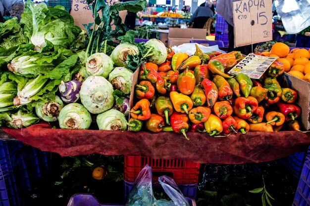 Foto vista de alto ángulo de verduras para la venta en el puesto del mercado