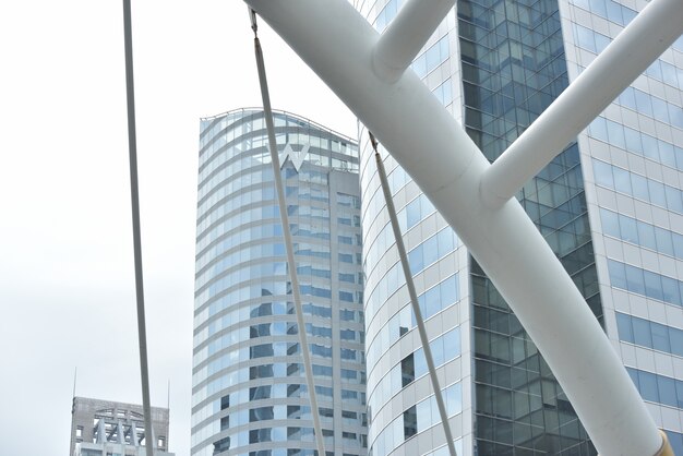 Una vista del alto edificio de oficinas de la capital, Bangkok, Tailandia