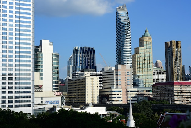 Una vista del alto edificio de oficinas de la capital, Bangkok, Tailandia