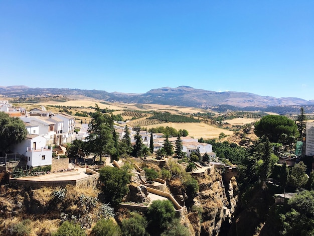 Vista de altos ángulos de edificios y montañas durante un día soleado