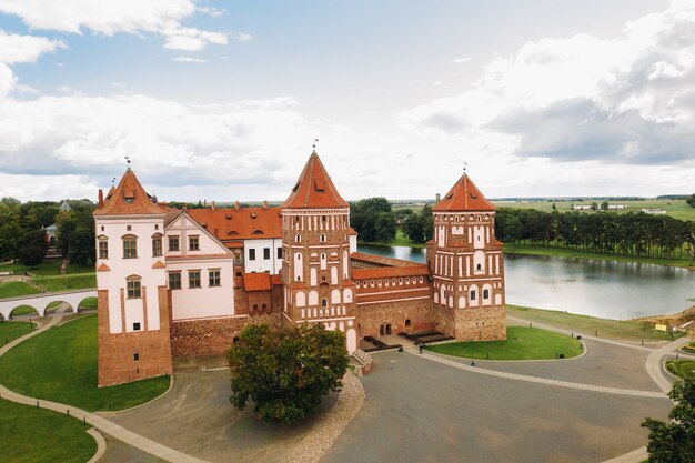 Vista desde la altura del castillo de Mir en Bielorrusia y el parque en un día de verano.