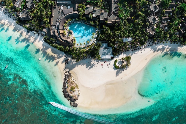 Vista desde la altura de la costa este de la isla de Mauricio. Sobrevolando la laguna turquesa de la isla Mauricio en la zona de Bel Mare.