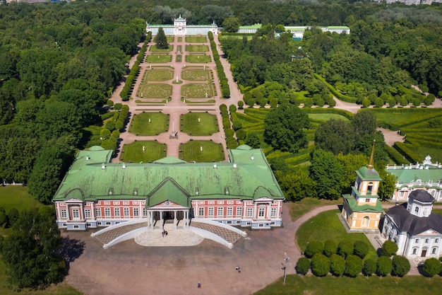 Vista desde la altura de la finca Kuskovo en Moscú, Rusia. La mansión Kuskovo es un monumento único del siglo XVIII, una residencia de verano en Moscú.