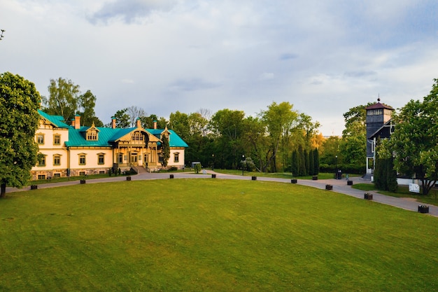 Vista desde la altura de la finca en el Parque Loshitsky en Minsk