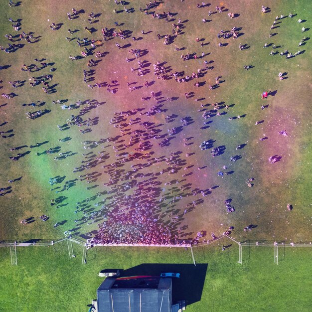 Foto vista desde la altura de la gente en el festival de colores holi