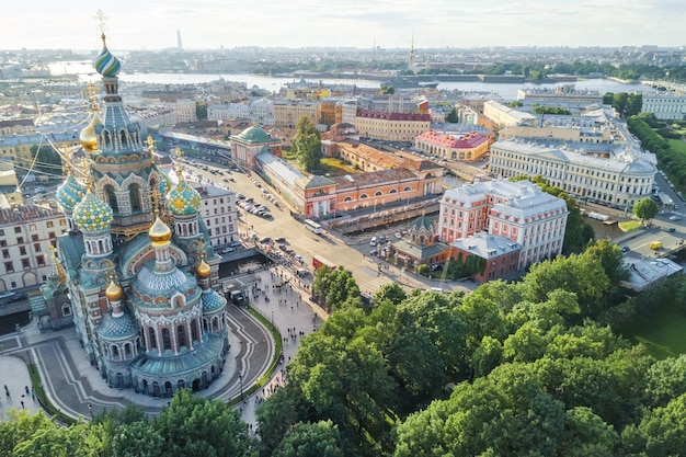 Foto vista desde la altura de la iglesia del salvador sobre la sangre derramada en san petersburgo, rusia