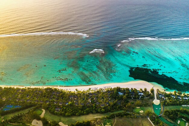 Vista desde la altura de la isla de Mauricio en el Océano Índico y la playa de Le Morne-Brabant.