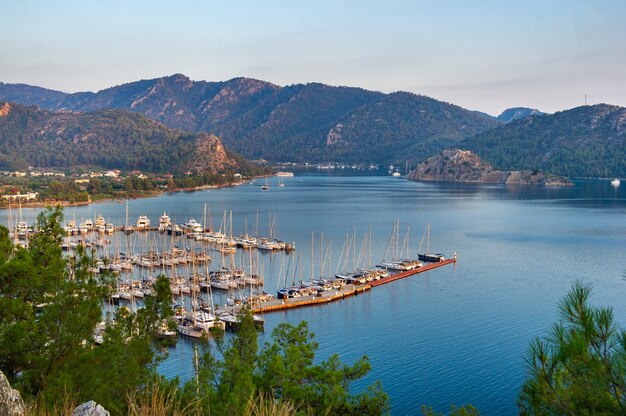 Vista desde la altura de los muchos barcos y yates de lujo en el puerto deportivo al atardecer en el mar Mediterráneo.Mugla.Turquía