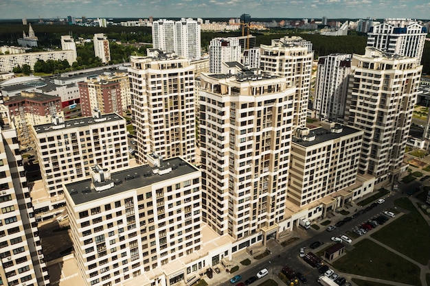 Vista desde la altura del nuevo distrito en la ciudad de Minsk.Arquitectura de la ciudad de Minsk.Una nueva área del faro.Belarús