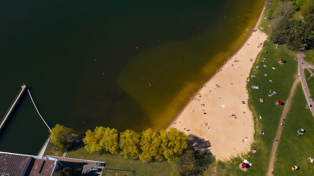 Vista desde la altura de la playa y gente de vacaciones en Drozdy en Minsk.Belarús