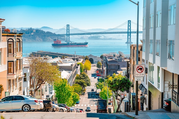 Vista desde la altura del Puente de la Bahía de Oakland y la ciudad de San Francisco.