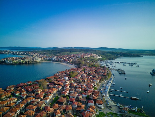 Vista desde una altura sobre la ciudad de Pomorie con casas y calles bañadas por el Mar Negro en Bulgaria