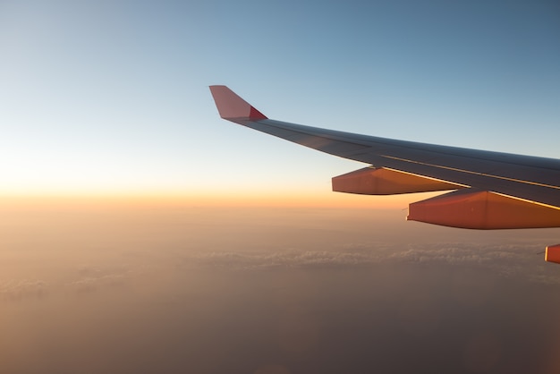 La vista desde la altura de la ventana del avión a reacción.