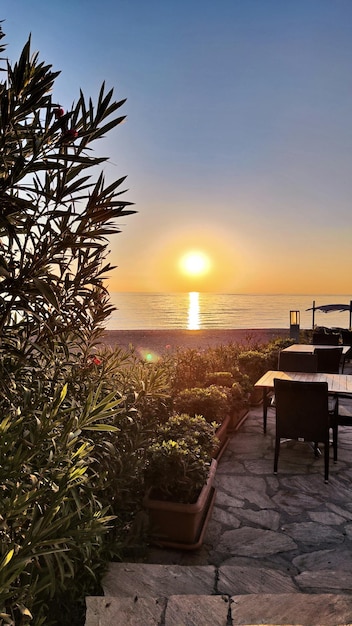 vista del amanecer desde el café de la calle