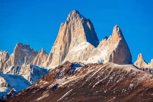 Foto vista del amanecer de fitz roy. fitz roy es una montaña cerca de el chaltén en la patagonia, en la frontera entre argentina y chile.