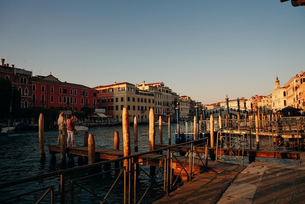 Vista del amanecer del Gran Canal de Venecia El Gran Canal al amanecer en Venecia, Italia
