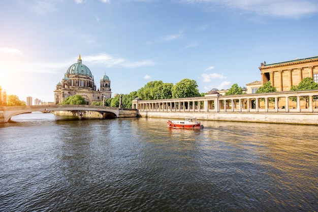 Vista del amanecer en la orilla del río con un edificio de la Galería Nacional y una catedral en el casco antiguo de la ciudad de Berlín